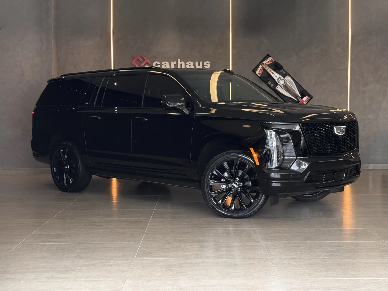 Cadillac Escalade ESV Sport preto em ângulo frontal lateral