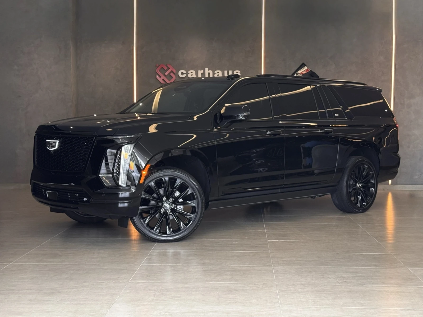 Cadillac Escalade ESV Sport preto em ângulo frontal