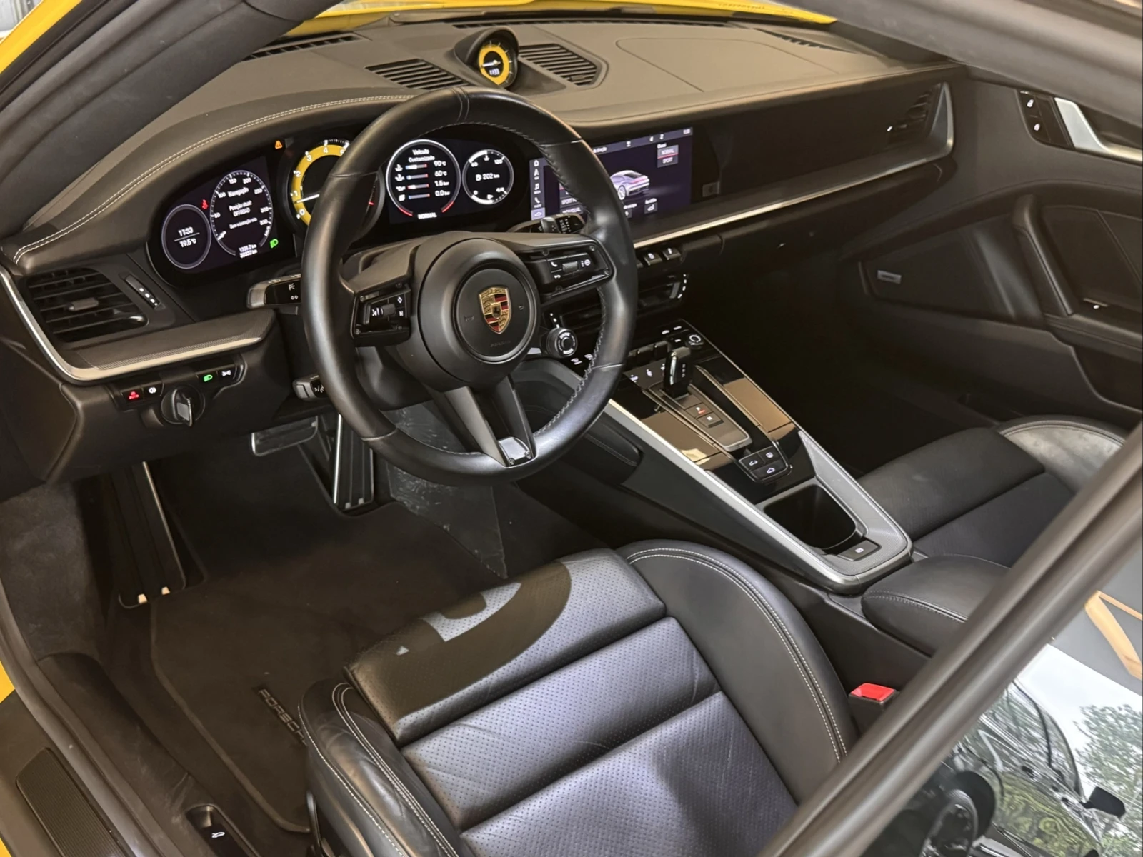 Porsche 911 Carrera amarela 2020/2021: Cabine