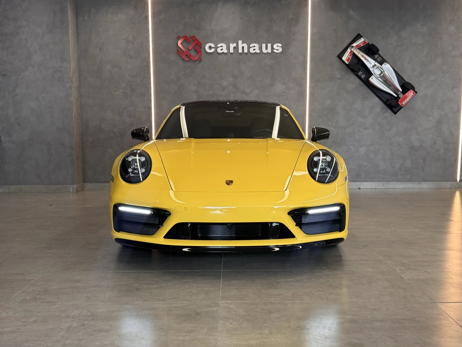 Porsche 911 Carrera amarela 2020/2021: Dianteira
