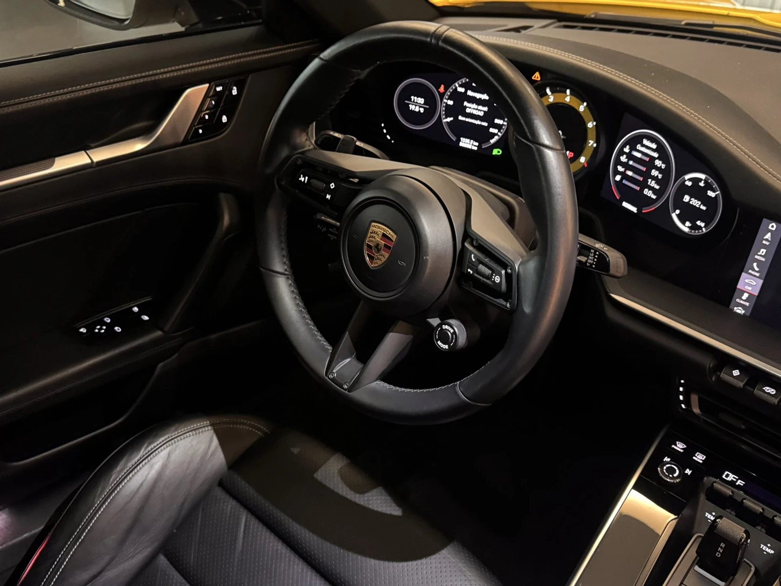 Porsche 911 Carrera amarela 2020/2021: Instrumentos e volante