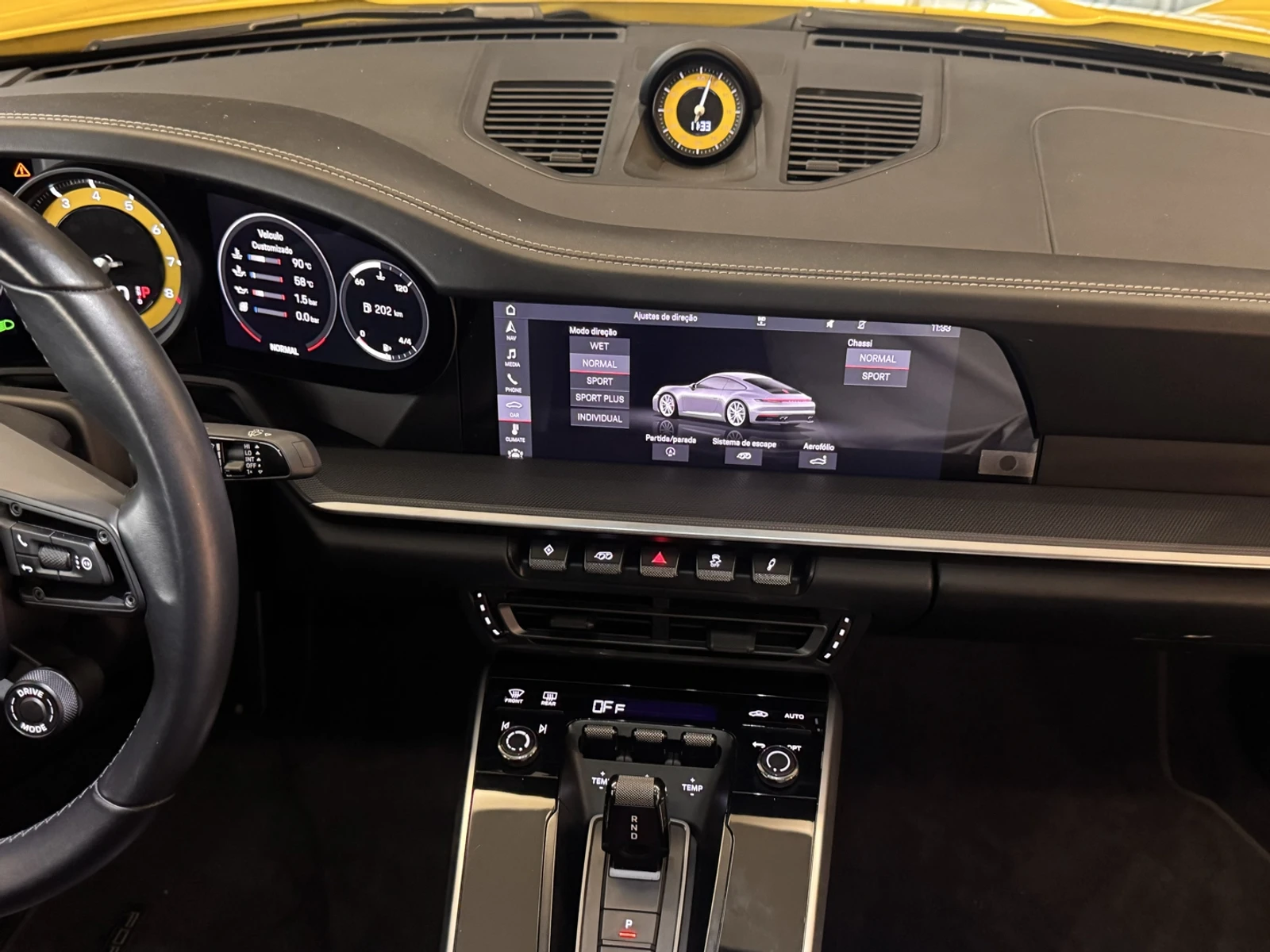 Porsche 911 Carrera amarela 2020/2021: Painel de instrumentos