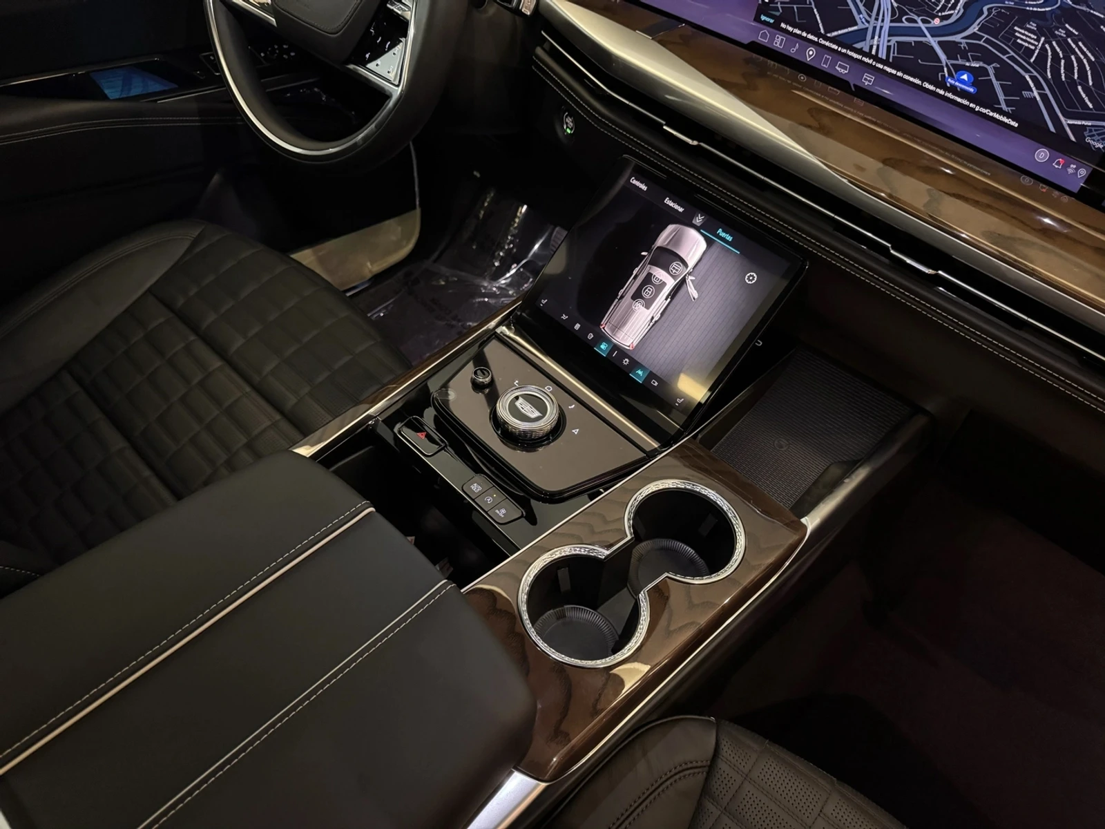 Console central do Cadillac Escalade ESV Sport com tela touch e acabamento em madeira