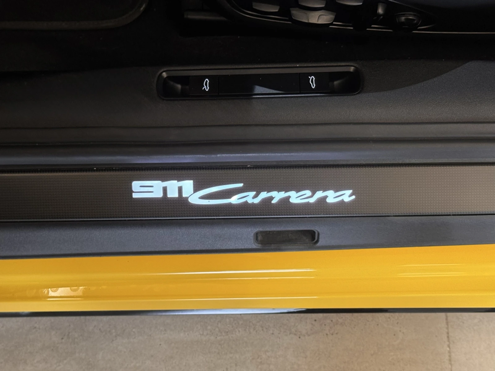 Porsche 911 Carrera amarela 2020/2021: Identidade Carrera
