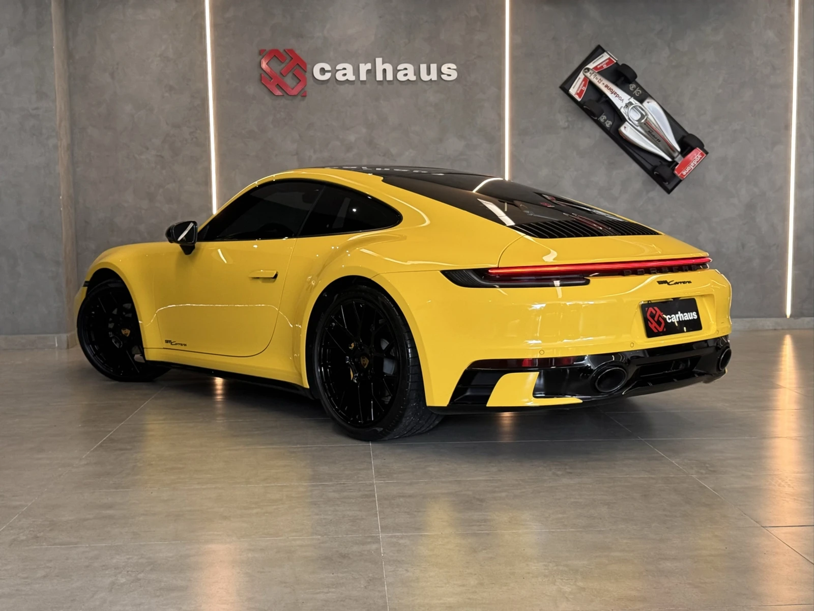 Porsche 911 Carrera amarela 2020/2021: Perfil traseiro