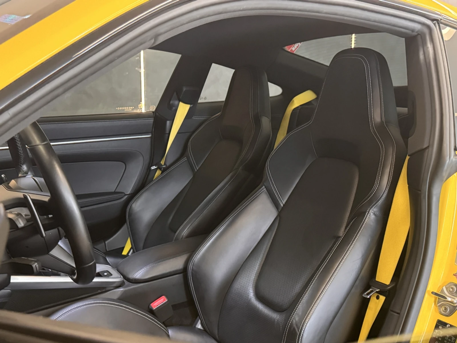 Porsche 911 Carrera amarela 2020/2021: Bancos e revestimentos