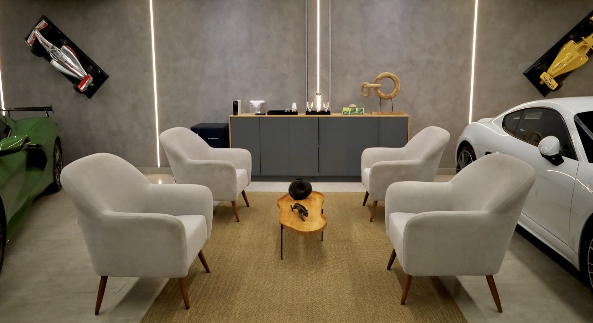 Lounge da Carhaus com poltronas e espaço gourmet