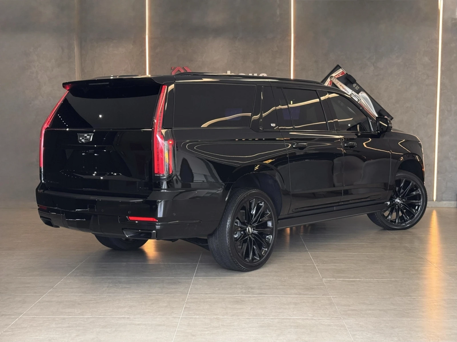 Traseira em três quartos do Cadillac Escalade ESV Sport preto