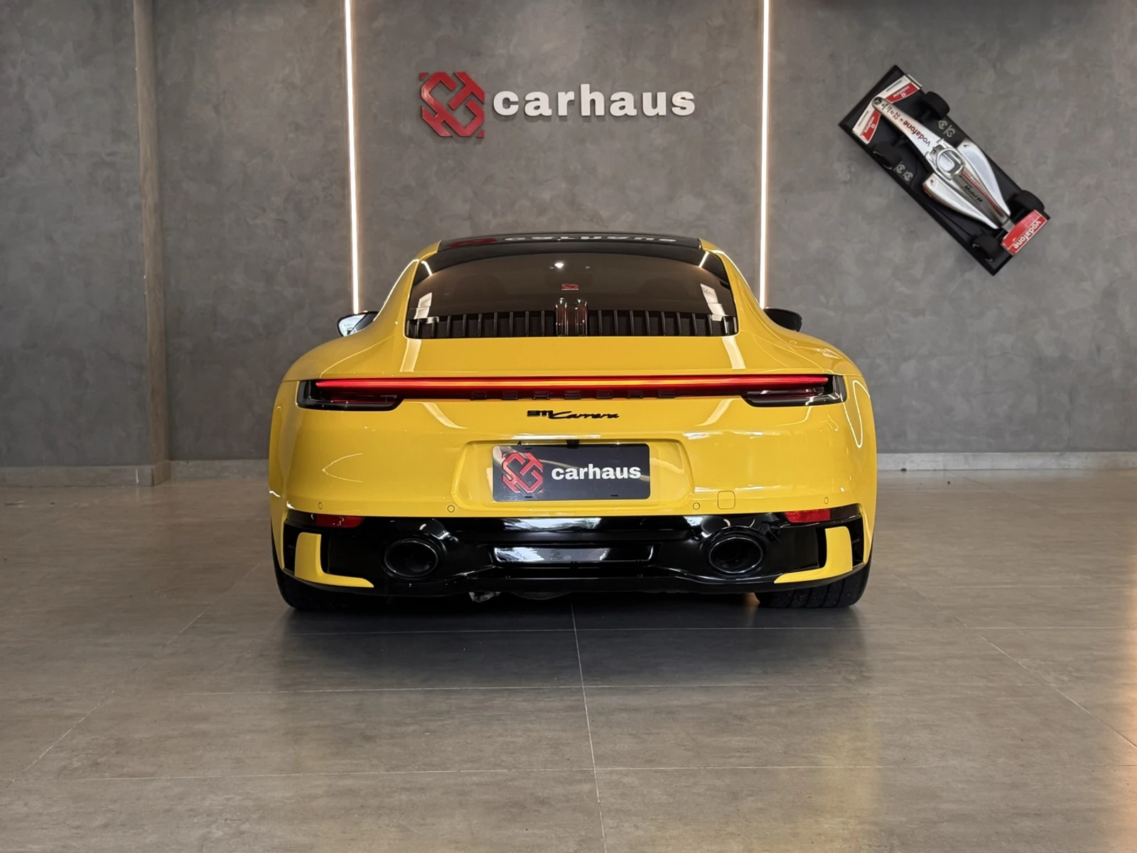 Porsche 911 Carrera amarela 2020/2021: Traseira