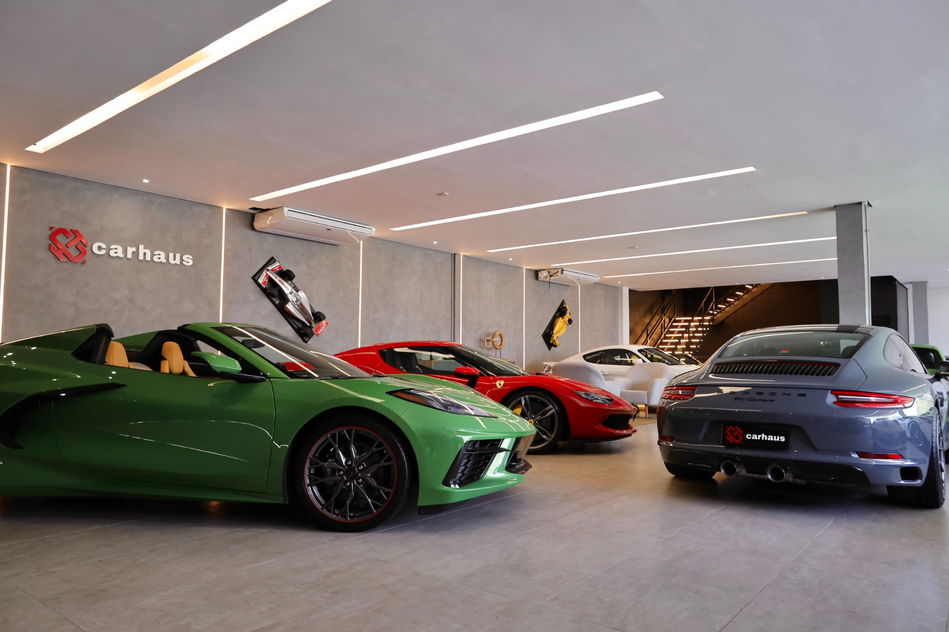 Showroom da Carhaus em Alphaville com Corvette, Ferrari e Porsche 911