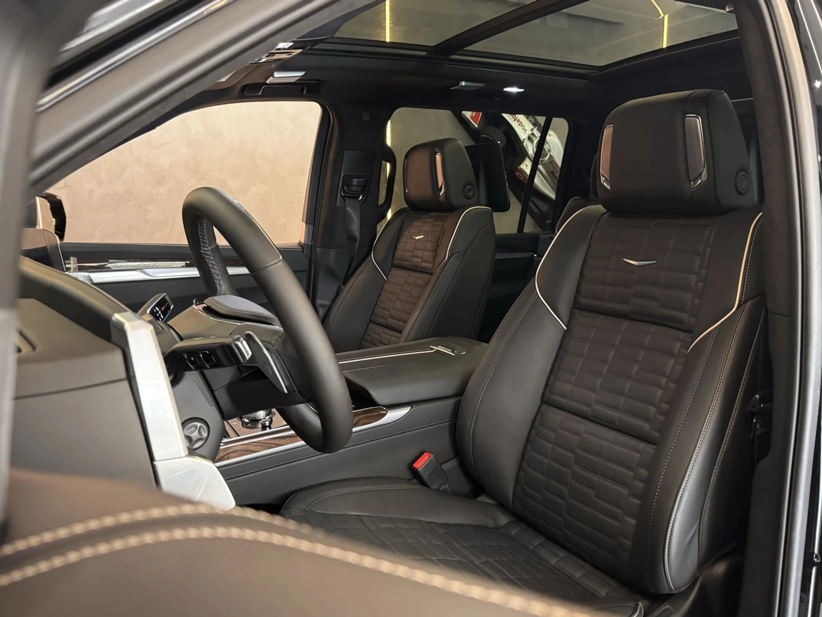 Bancos dianteiros em couro preto do Cadillac Escalade ESV Sport