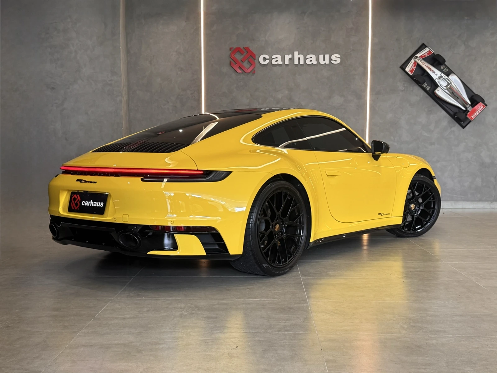Porsche 911 Carrera amarela 2020/2021: Traseira em três quartos