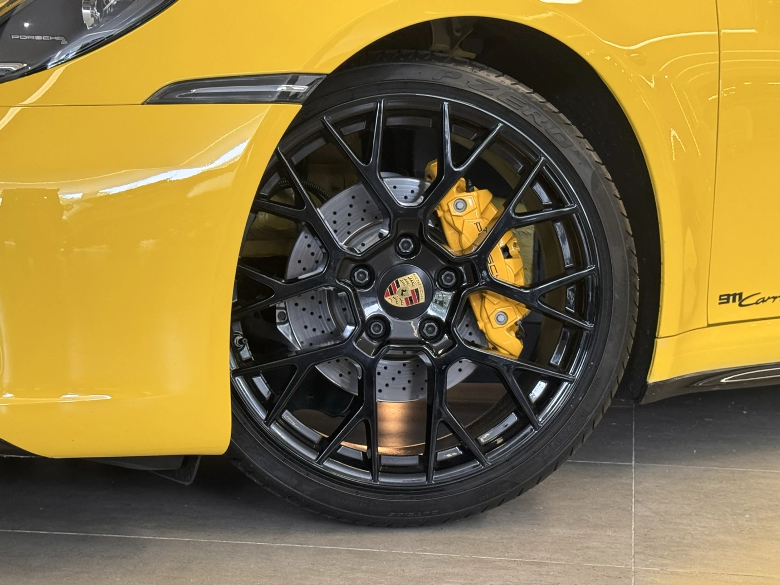 Porsche 911 Carrera amarela 2020/2021: Rodas e pinças