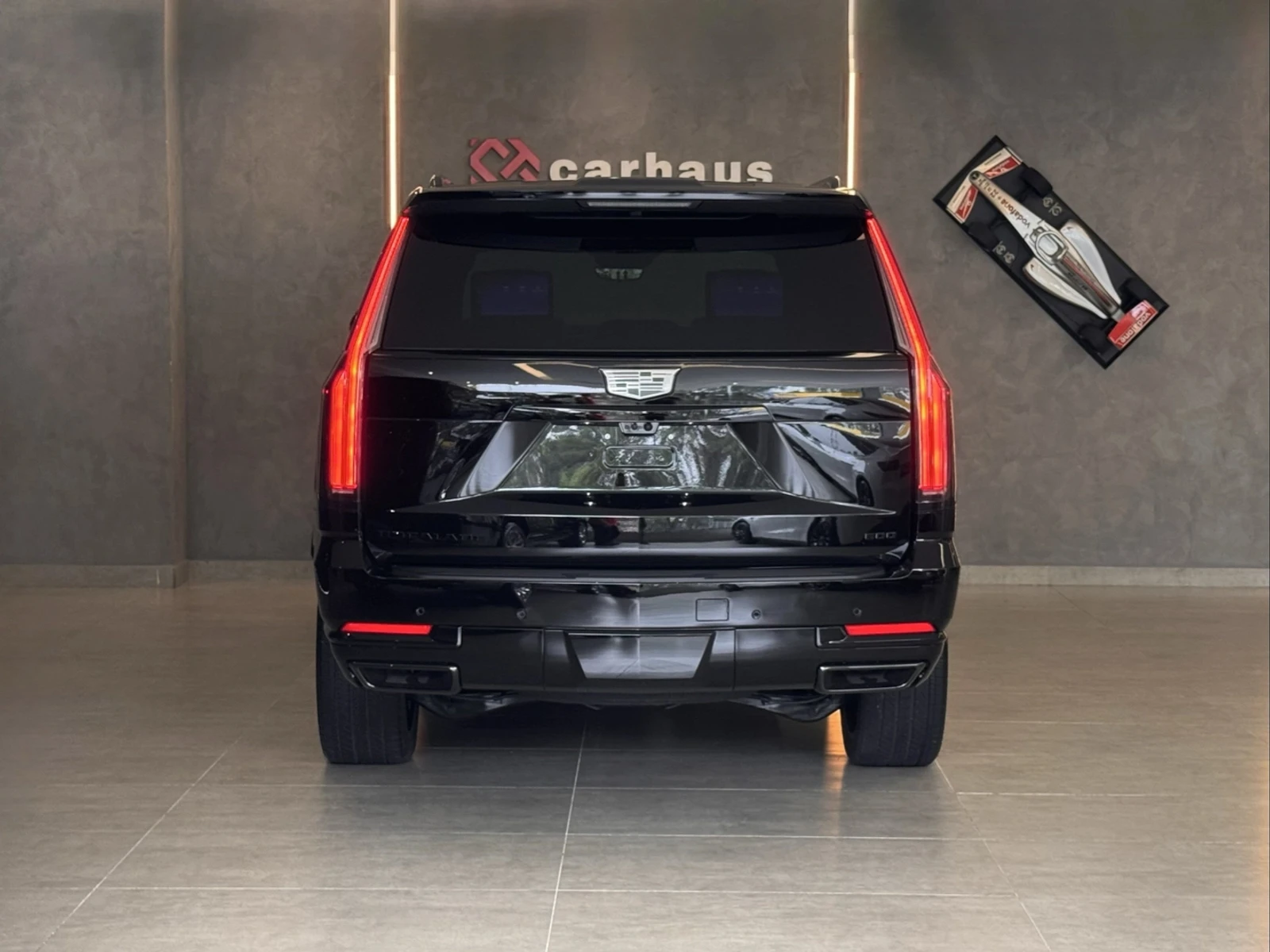 Traseira do Cadillac Escalade ESV Sport preto no showroom Carhaus