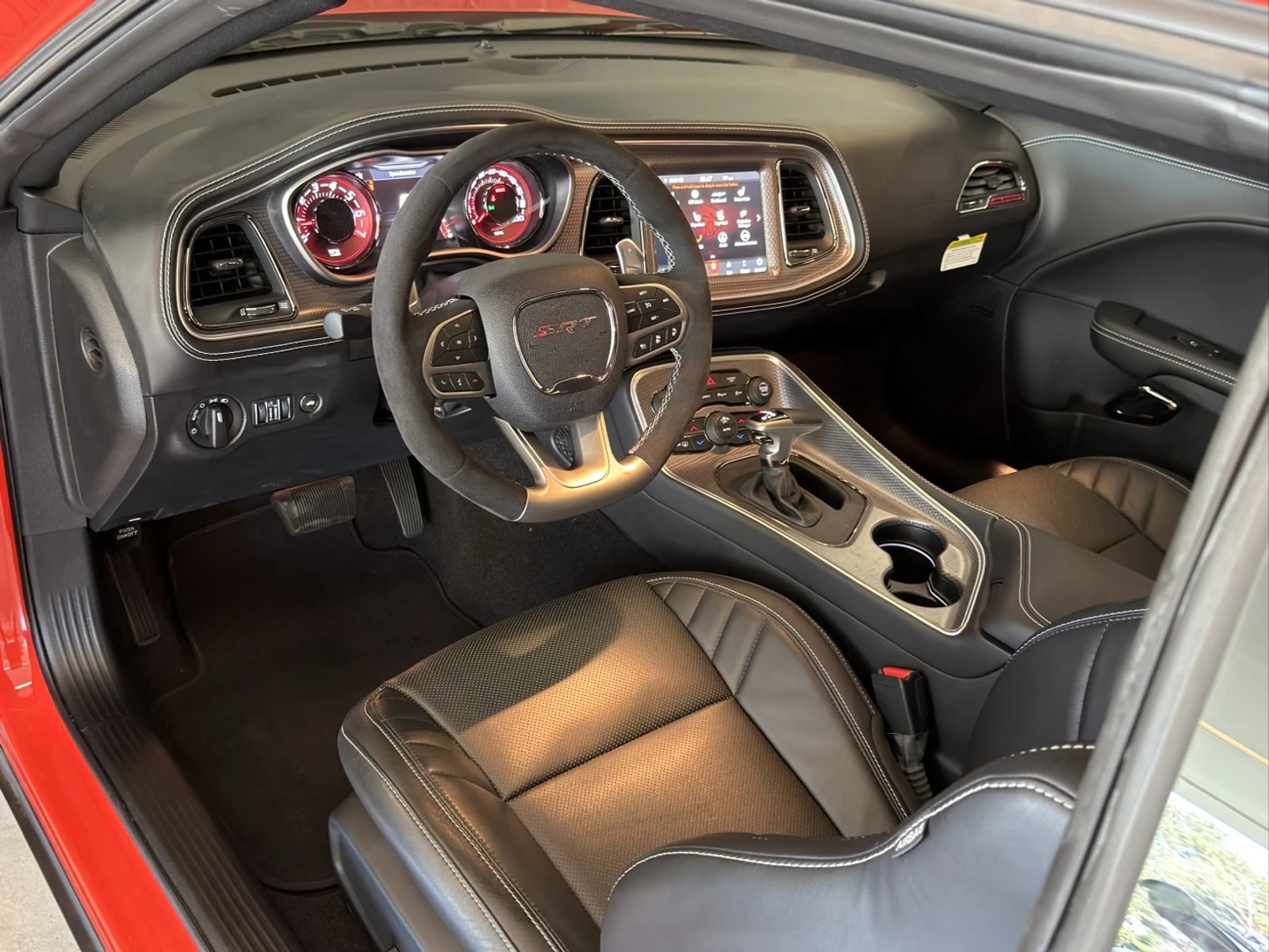 Interior do Dodge Challenger SRT com bancos em couro e console em carbono