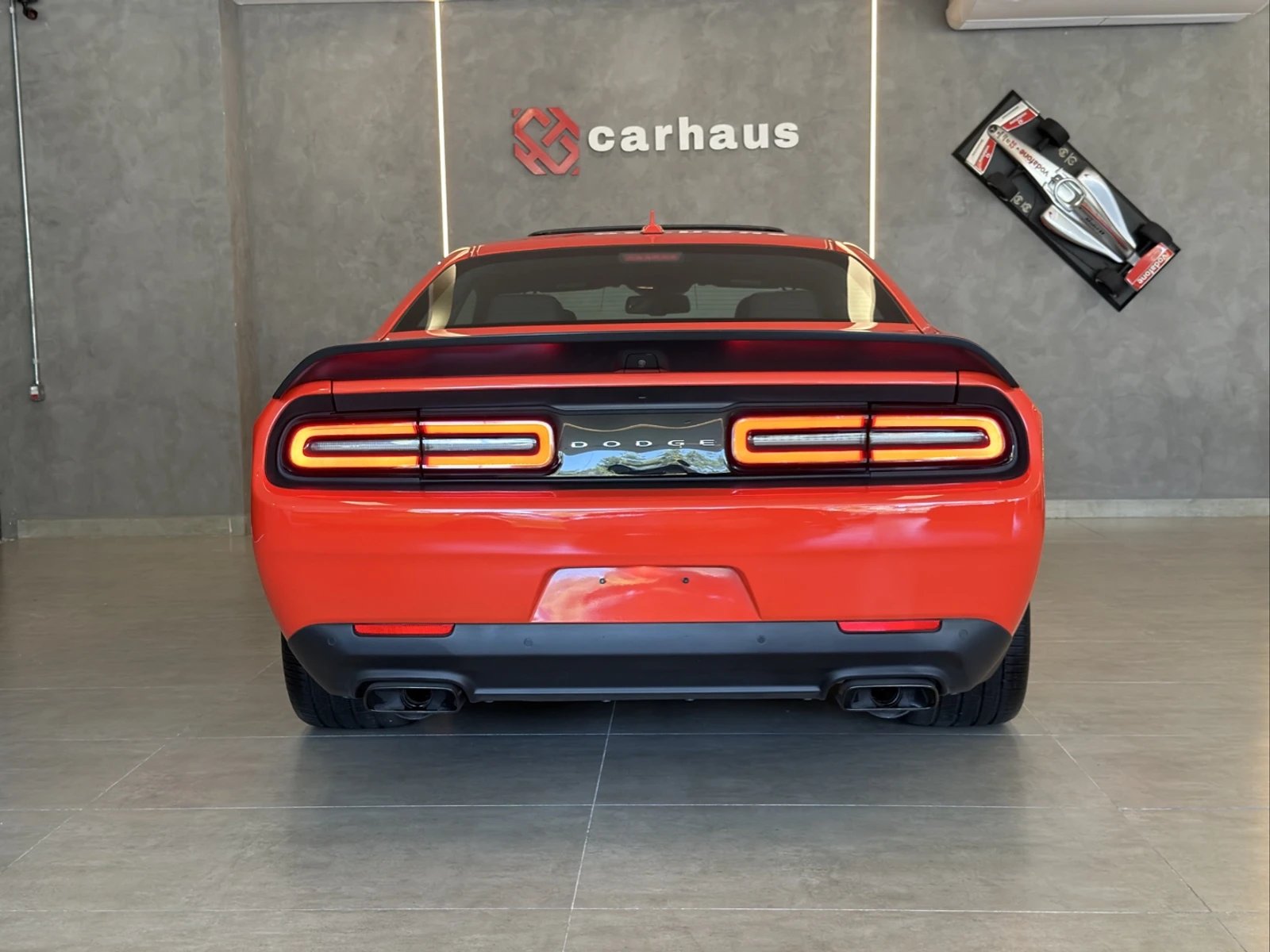 Traseira do Dodge Challenger com lanterna contínua acesa
