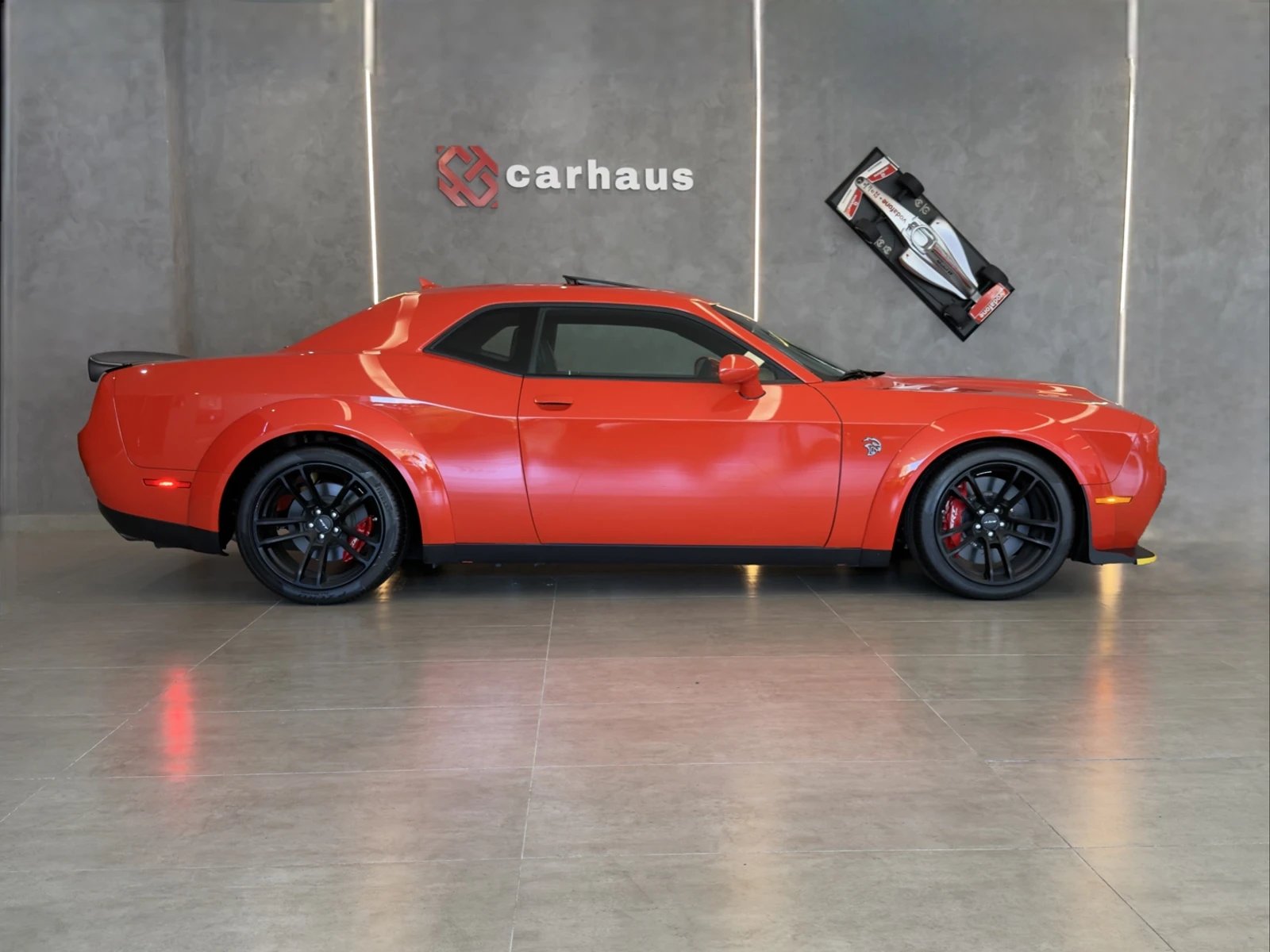Perfil lateral do Dodge Challenger Widebody laranja