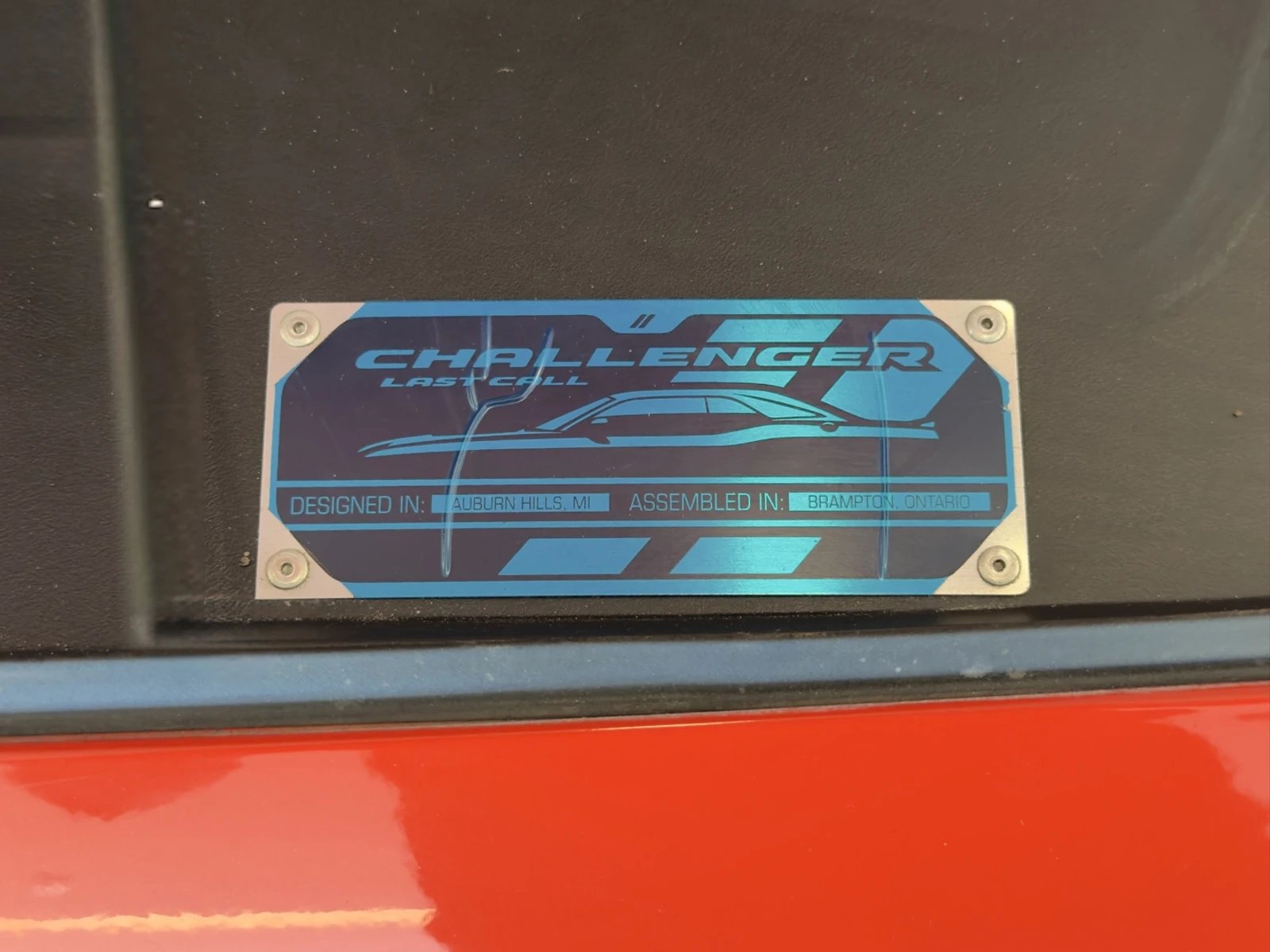 Placa comemorativa Challenger Last Call no vão do motor