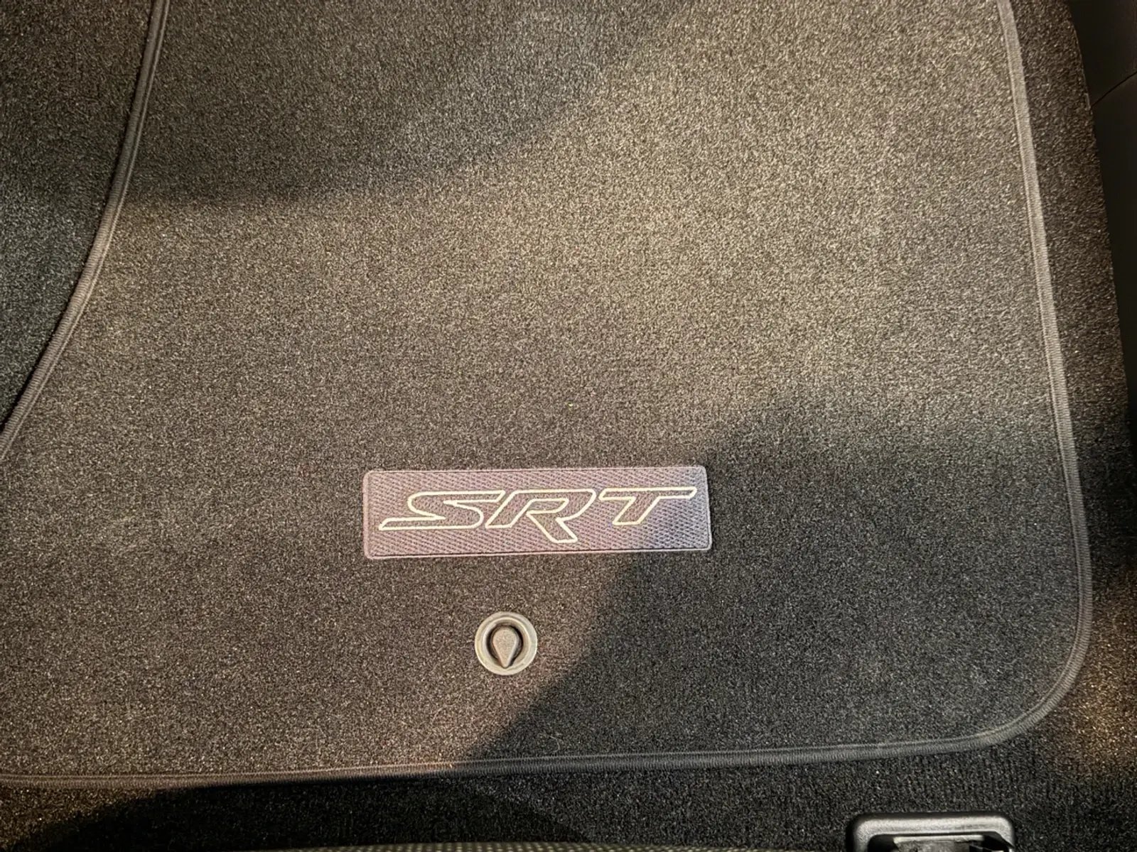Tapete com emblema SRT bordado