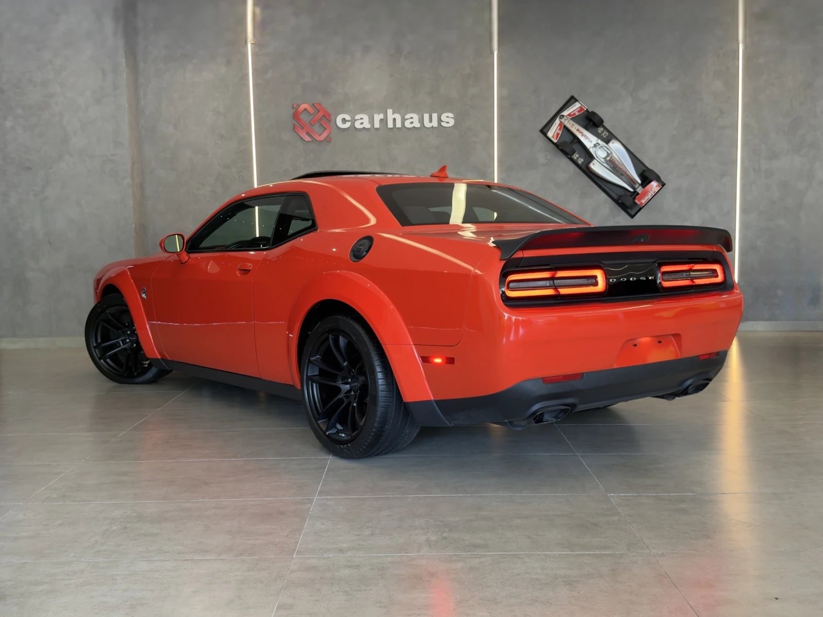 Traseira em três quartos do Dodge Challenger Hellcat